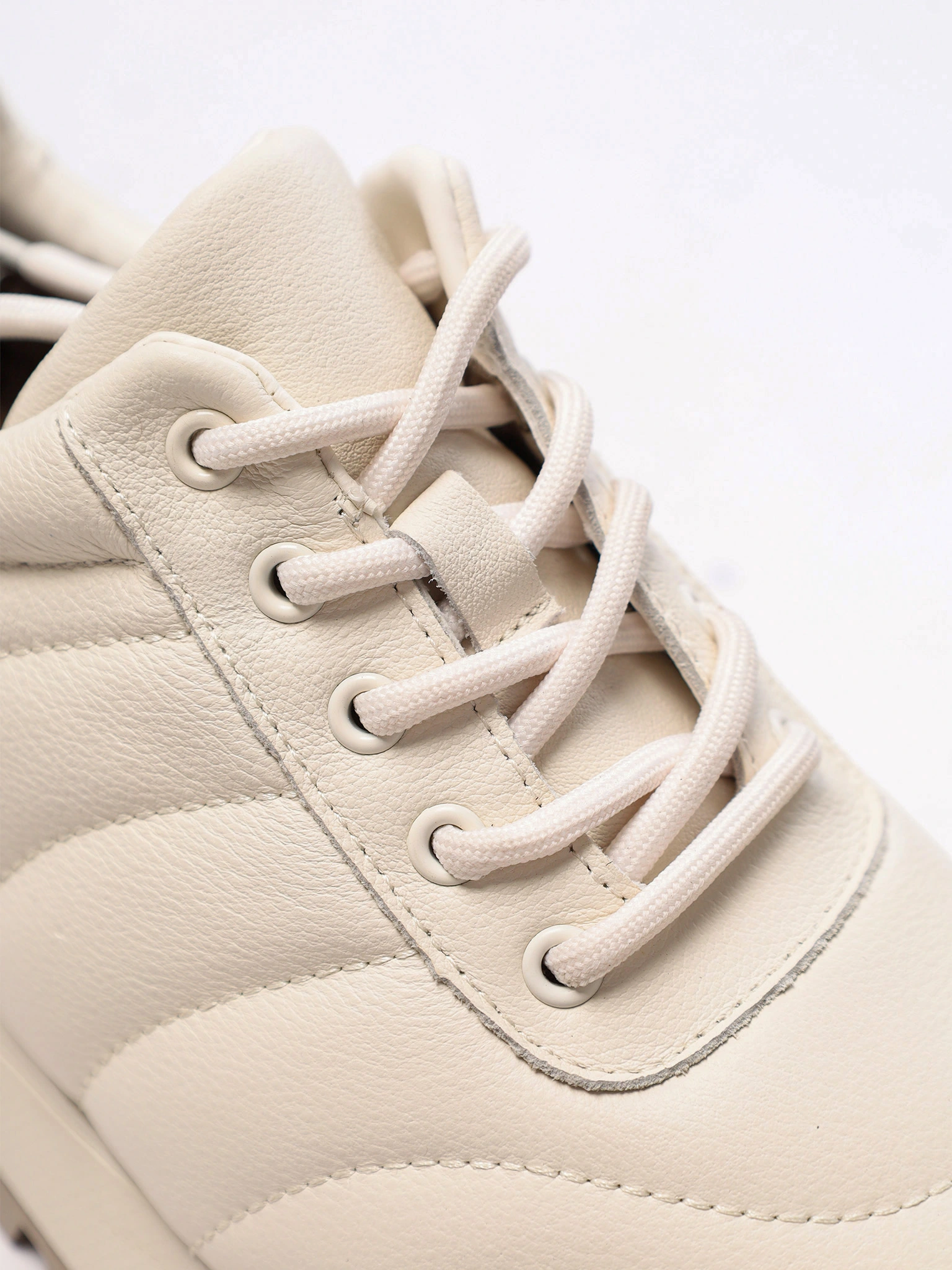 Кроссовки белого цвета на рельефной подошве